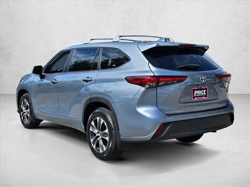 Used 2023 Toyota Highlander XLE AWD/4WD image 7