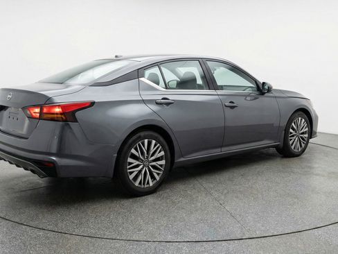 Used 2025 Nissan Altima 2.5 SV FWD image 9