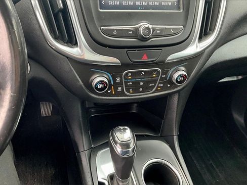 Used 2018 Chevrolet Equinox LT image 30