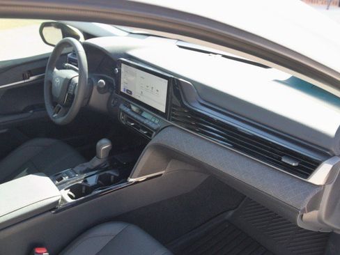 Used 2025 Toyota Camry XLE image 32