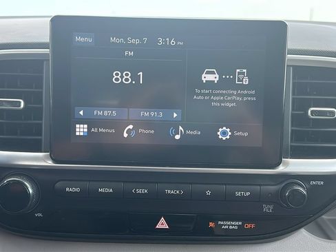 Used 2025 Hyundai Venue SEL FWD image 25