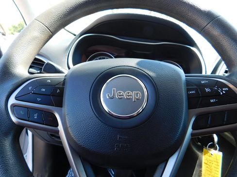 Used 2020 Jeep Cherokee Latitude FWD image 21