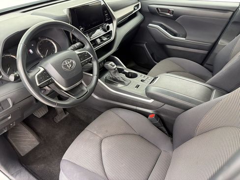 Used 2025 Toyota Highlander LE FWD image 4
