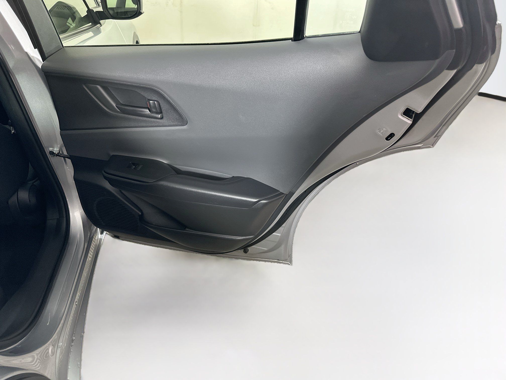 Used 2025 Toyota Prius LE FWD image 30