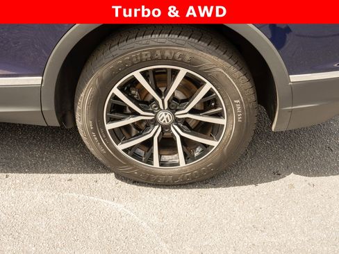 Used 2021 Volkswagen Tiguan SE w/ Panoramic Sunroof Package image 9