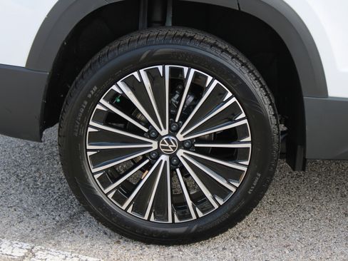 New 2025 Volkswagen Taos SE image 19