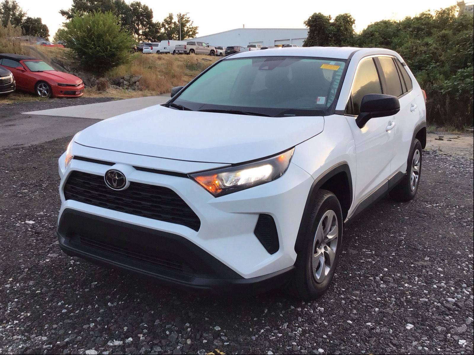 Used 2022 Toyota RAV4 LE FWD image 2
