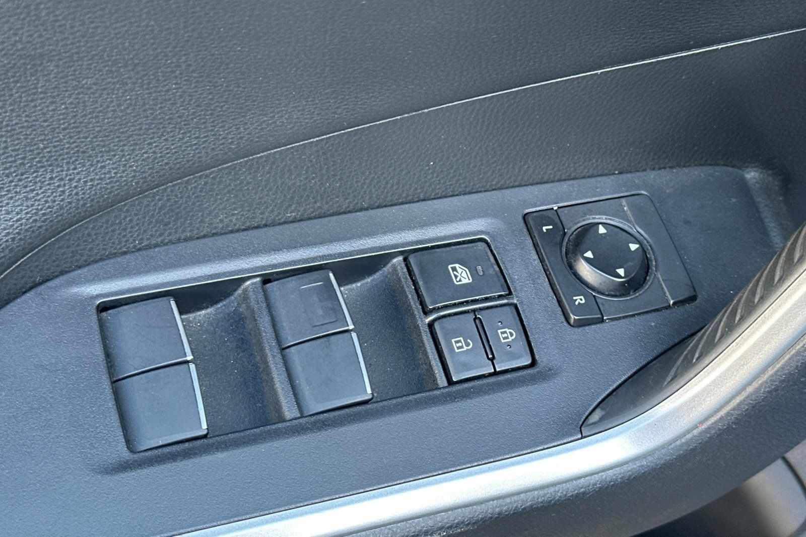 Used 2019 Toyota RAV4 XSE w/ Carpet Mat Package AWD/4WD image 12