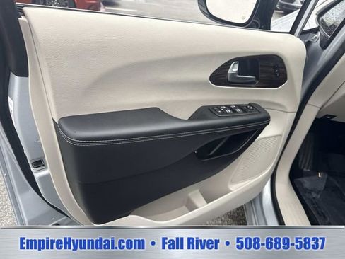 Used 2023 Chrysler Pacifica Limited FWD image 18