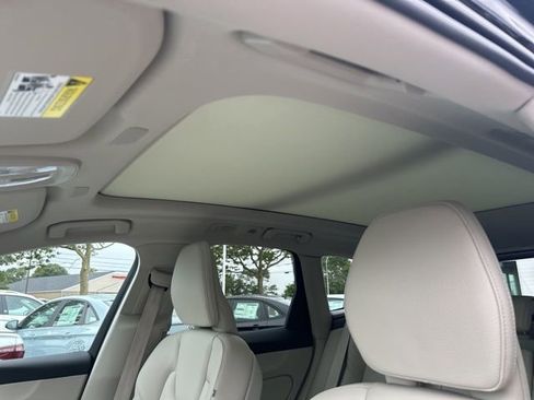 Used 2022 Volvo XC60 B5 Momentum w/ Climate Package image 8