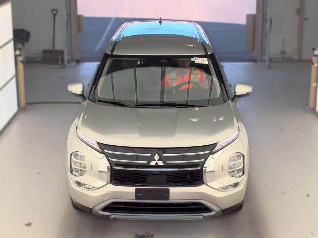 Used 2025 Mitsubishi Outlander SE AWD/4WD image 2