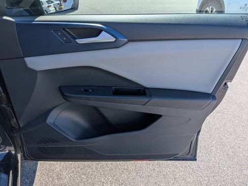 Used 2023 Volkswagen Taos SE image 32