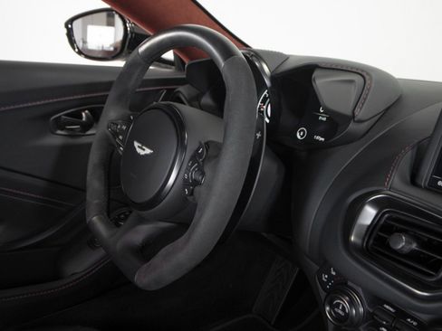 Used 2022 Aston Martin V8 Vantage Coupe image 47