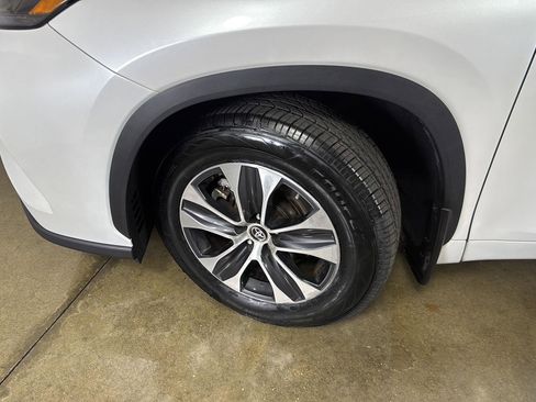 Used 2024 Toyota Highlander XLE AWD/4WD image 4