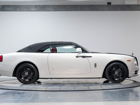 Used 2017 Rolls-Royce Dawn RWD image 34