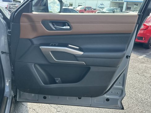Used 2024 Nissan Pathfinder Platinum AWD/4WD image 15