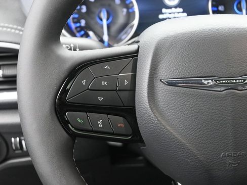 Used 2025 Chrysler Pacifica Limited FWD image 28