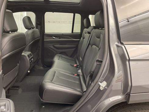 New 2025 Jeep Grand Cherokee Limited w/ Luxury Tech Group II image 17