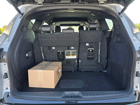 Used 2025 Toyota Sienna XSE w/ XSE Plus Package FWD image 23