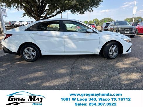 Used 2025 Hyundai Elantra SE FWD image 2