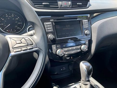 Used 2020 Nissan Rogue Sport SV FWD image 6