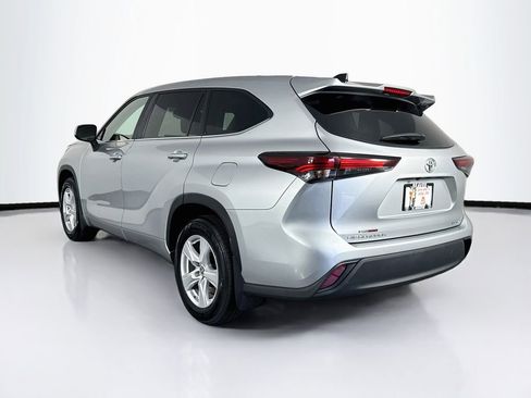 Used 2024 Toyota Highlander LE AWD/4WD image 7