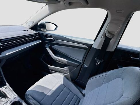Used 2025 Volkswagen Jetta SE FWD image 28