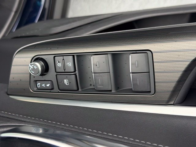Certified 2024 Toyota Venza XLE AWD/4WD image 24