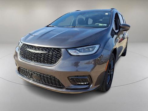 Used 2022 Chrysler Pacifica Touring-L w/ S Appearance Package image 4