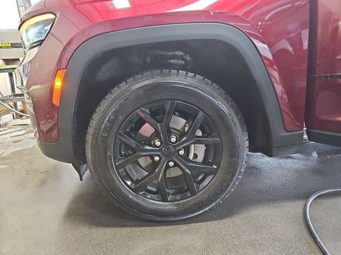 Used 2024 Jeep Grand Cherokee Altitude AWD/4WD image 32