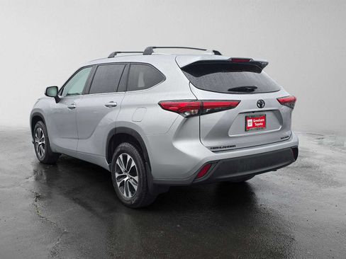 Used 2022 Toyota Highlander XLE AWD/4WD image 6