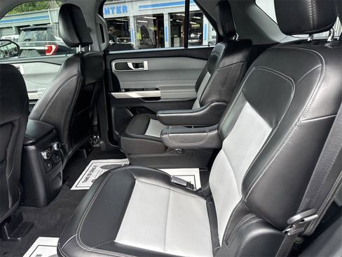 Used 2022 Ford Explorer XLT w/ Equipment Group 202A image 14