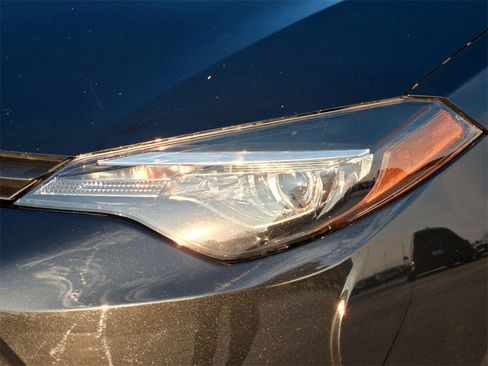 Used 2019 Toyota Corolla LE image 3