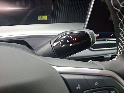 New 2025 Volkswagen Tiguan SE image 12