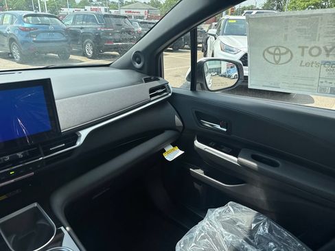 New 2026 Toyota Sienna Platinum AWD/4WD image 39