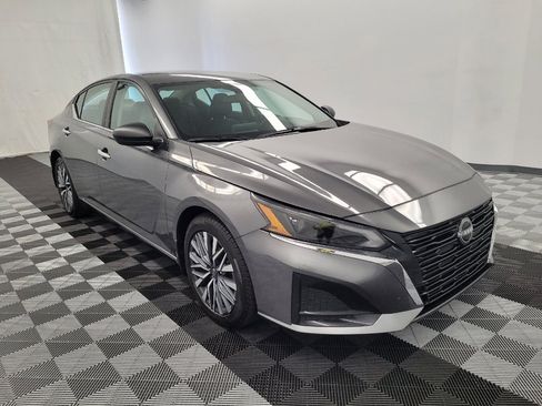 Used 2025 Nissan Altima 2.5 SV FWD image 13