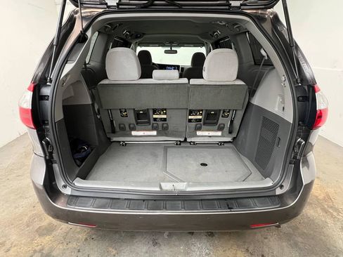 Used 2015 Toyota Sienna LE FWD image 31