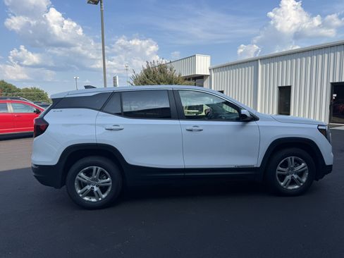 Used 2024 GMC Terrain SLE AWD/4WD image 4