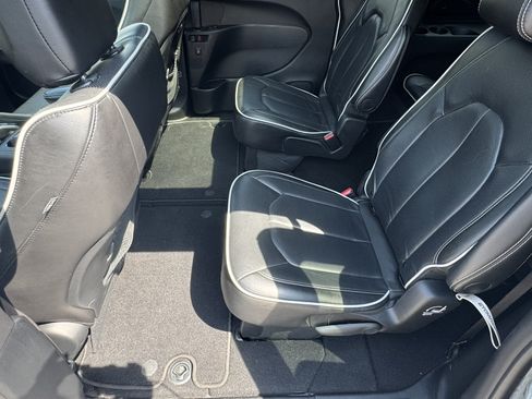 Used 2025 Chrysler Pacifica Limited FWD image 23