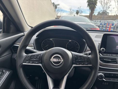 Used 2025 Nissan Altima 2.5 SV image 39