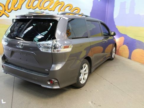 Used 2020 Toyota Sienna SE image 7