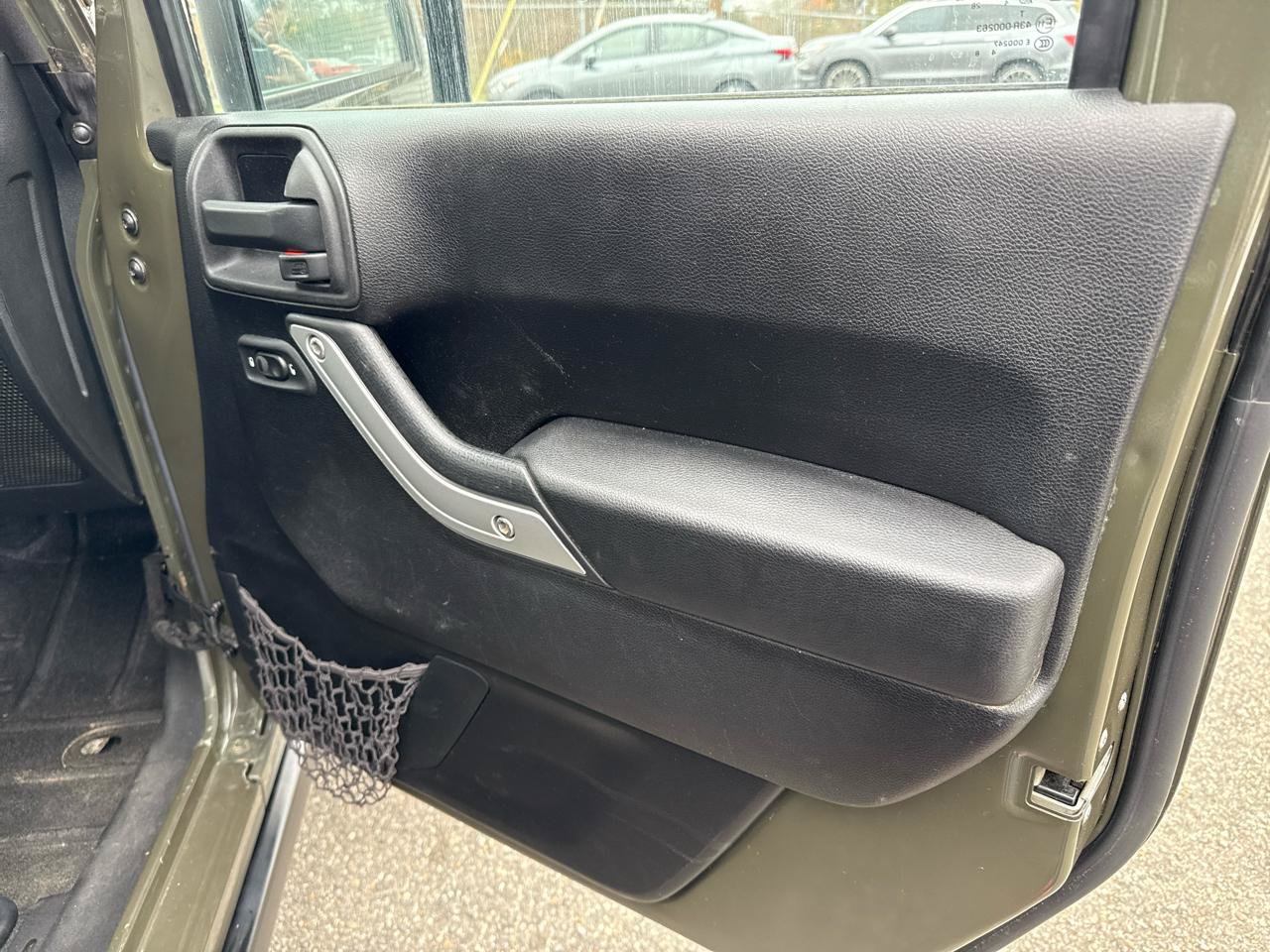 Used 2015 Jeep Wrangler Unlimited Rubicon w/ Connectivity Group AWD/4WD image 25
