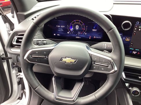 Used 2025 Chevrolet Traverse LT image 18