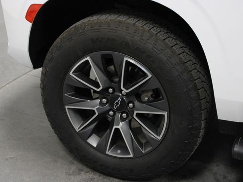 Used 2023 Chevrolet Suburban Z71 w/ Luxury Package image 10