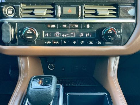 Used 2023 Nissan Pathfinder Platinum w/ Black Appearance Package image 38