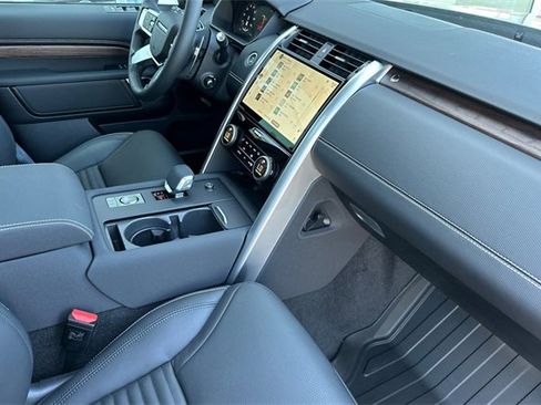 New 2025 Land Rover Discovery Dynamic SE image 15