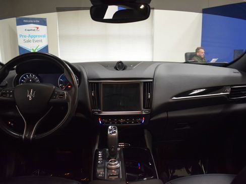Used 2021 Maserati Levante image 11