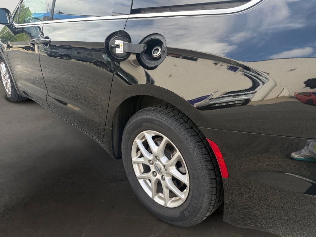 Used 2025 Chrysler Pacifica Select FWD image 31