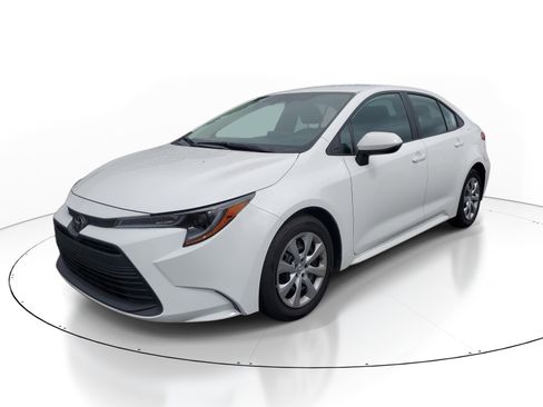 Used 2025 Toyota Corolla LE FWD image 3