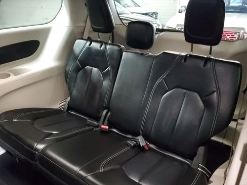 Used 2024 Chrysler Pacifica Touring-L FWD image 12